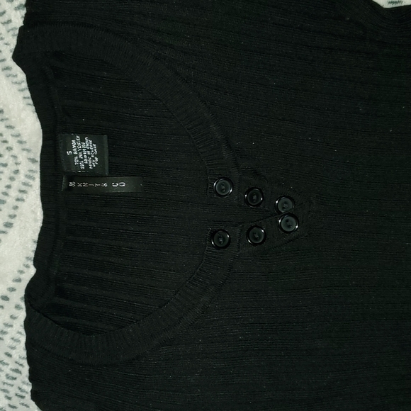 Black top - Picture 5 of 7